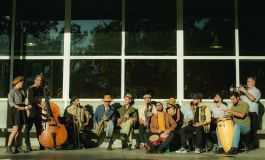 Flexatons & La Jazz Mambo: 16 músicos proponiendo una combinación de ritmos que van desde el mambo al latin jazz